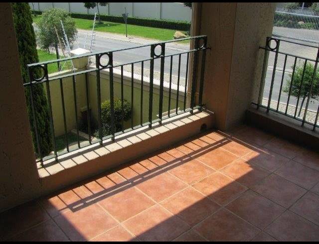 2 BEDROOM APARTMENT TO LET IN LONEHILL